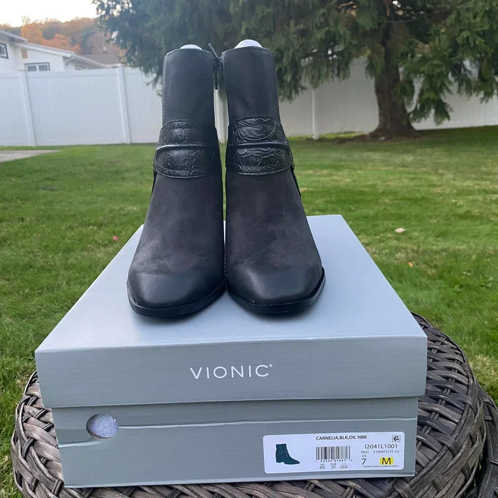 NWT/NIB Vionic Women's Carnelia Block Heel Bootie (Size 7)